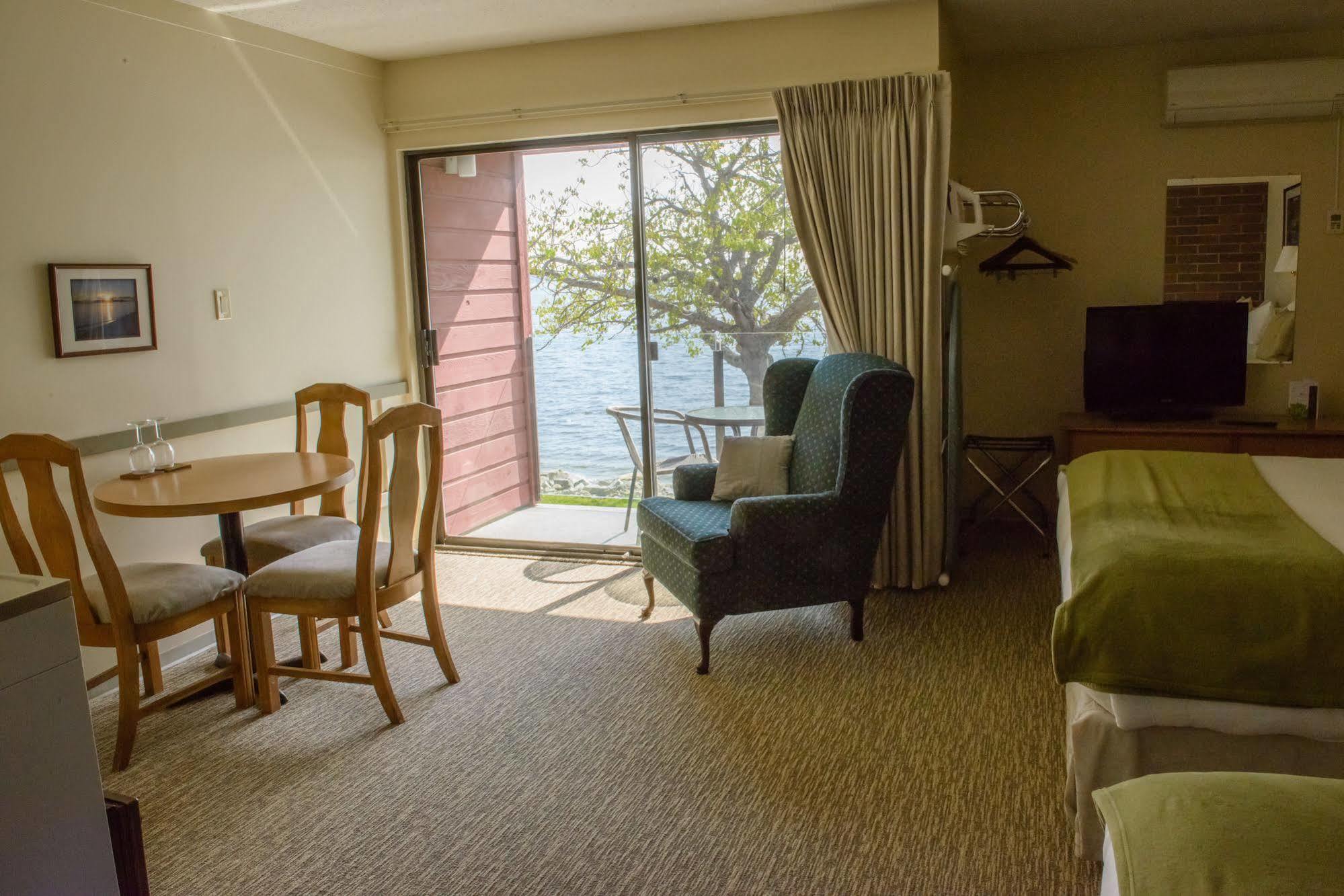Driftwood Inn Sechelt Dış mekan fotoğraf
