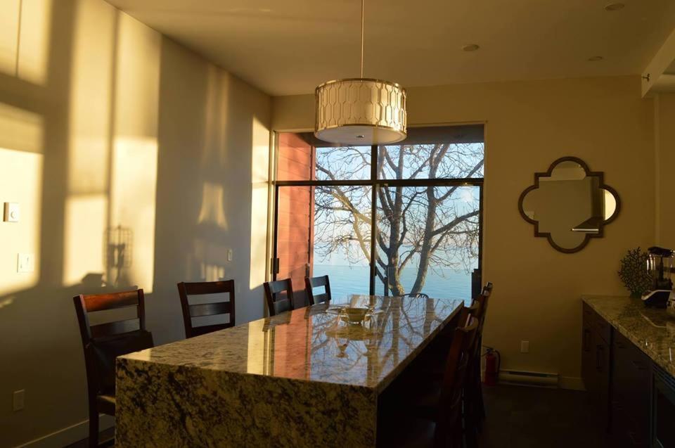 Driftwood Inn Sechelt Dış mekan fotoğraf